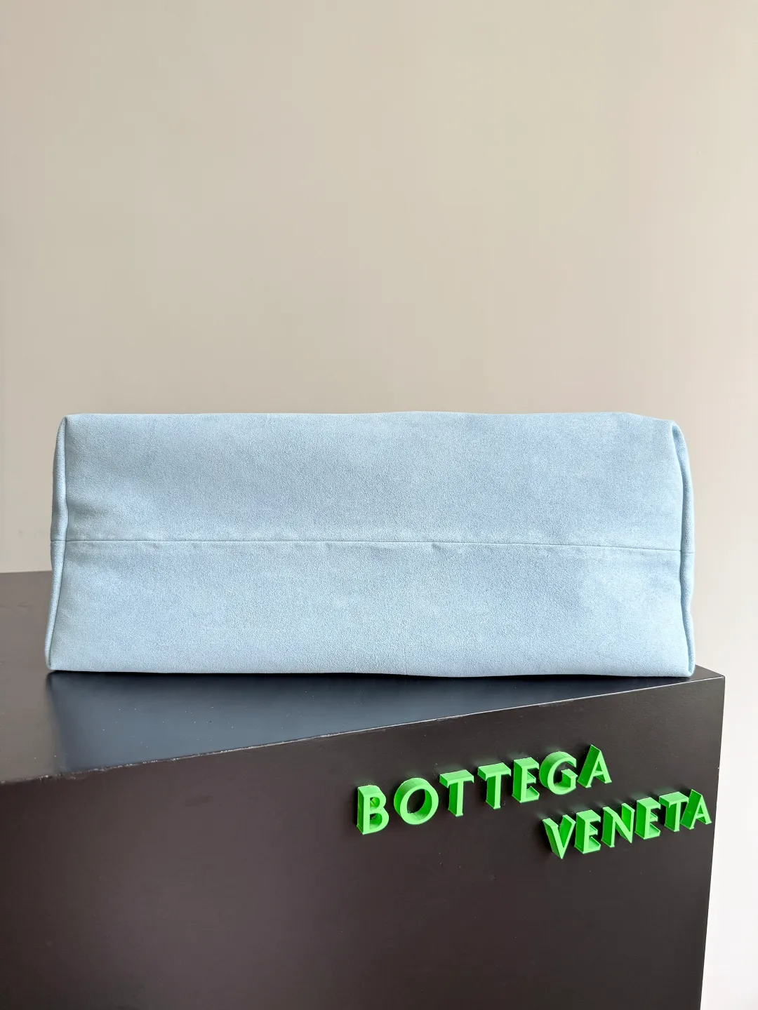 Batch 2660 Bottega Veneta 2025 new product PINACOTECA bag, iconic weaving process, skillfully crafted with 10mm Intrecciato process and equipped with suede lining. Four small strips of leather add character to the design and make the bag more stable. Relaxed yet sophisticated, casual yet refined, suede lining and double-sided design, suitable for shoulder and hand carry. The four straps can be adjusted into different shapes. One pack can be switched between two uses, easily integrating into your daily rhythm. Style number: 817166 Size: 43*23*17.5cm